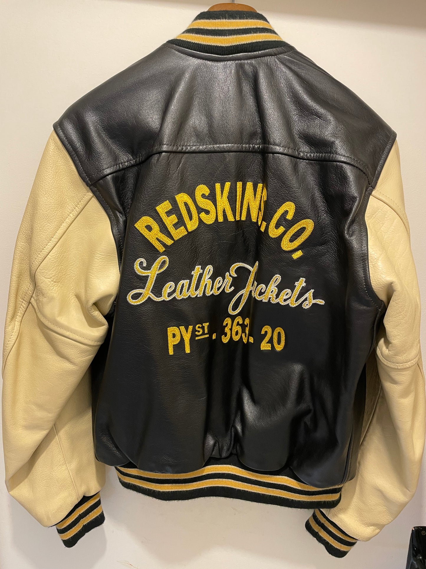 Blouson garment en cuir jaune noir