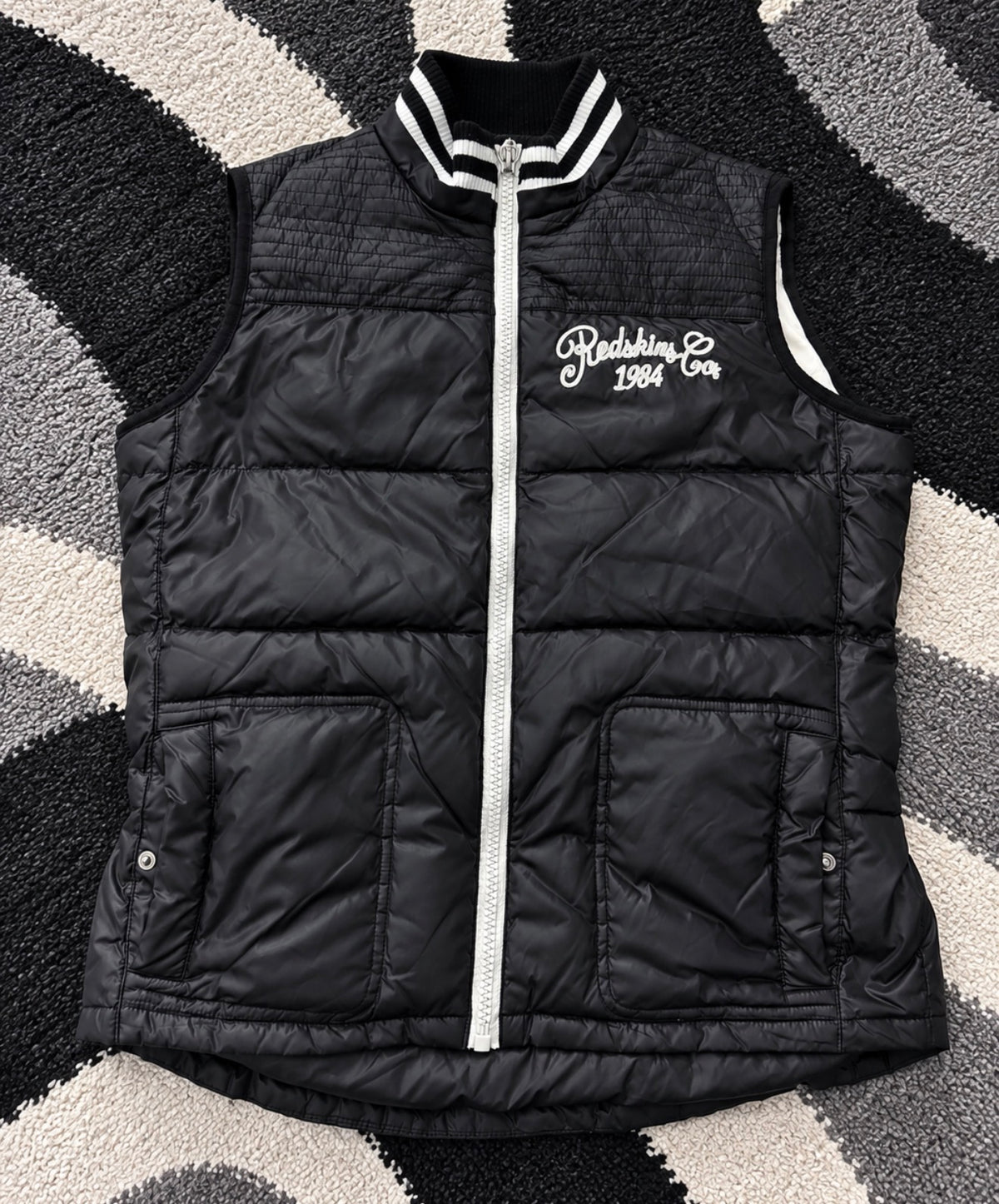 Redskins “Calif. Athl. 84” – doudoune / gilet matelassé sans manches noir – collection Redskins Traditional Brand 1984.