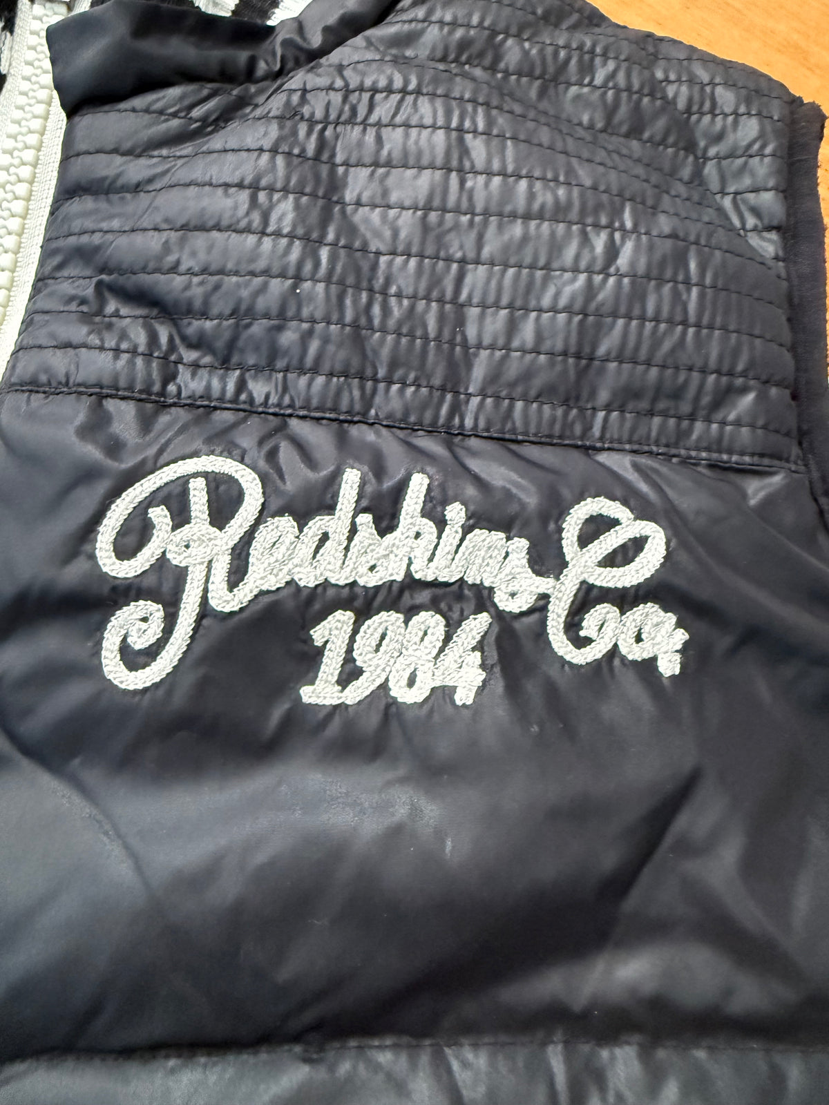 Redskins “Calif. Athl. 84” – doudoune / gilet matelassé sans manches noir – collection Redskins Traditional Brand 1984.