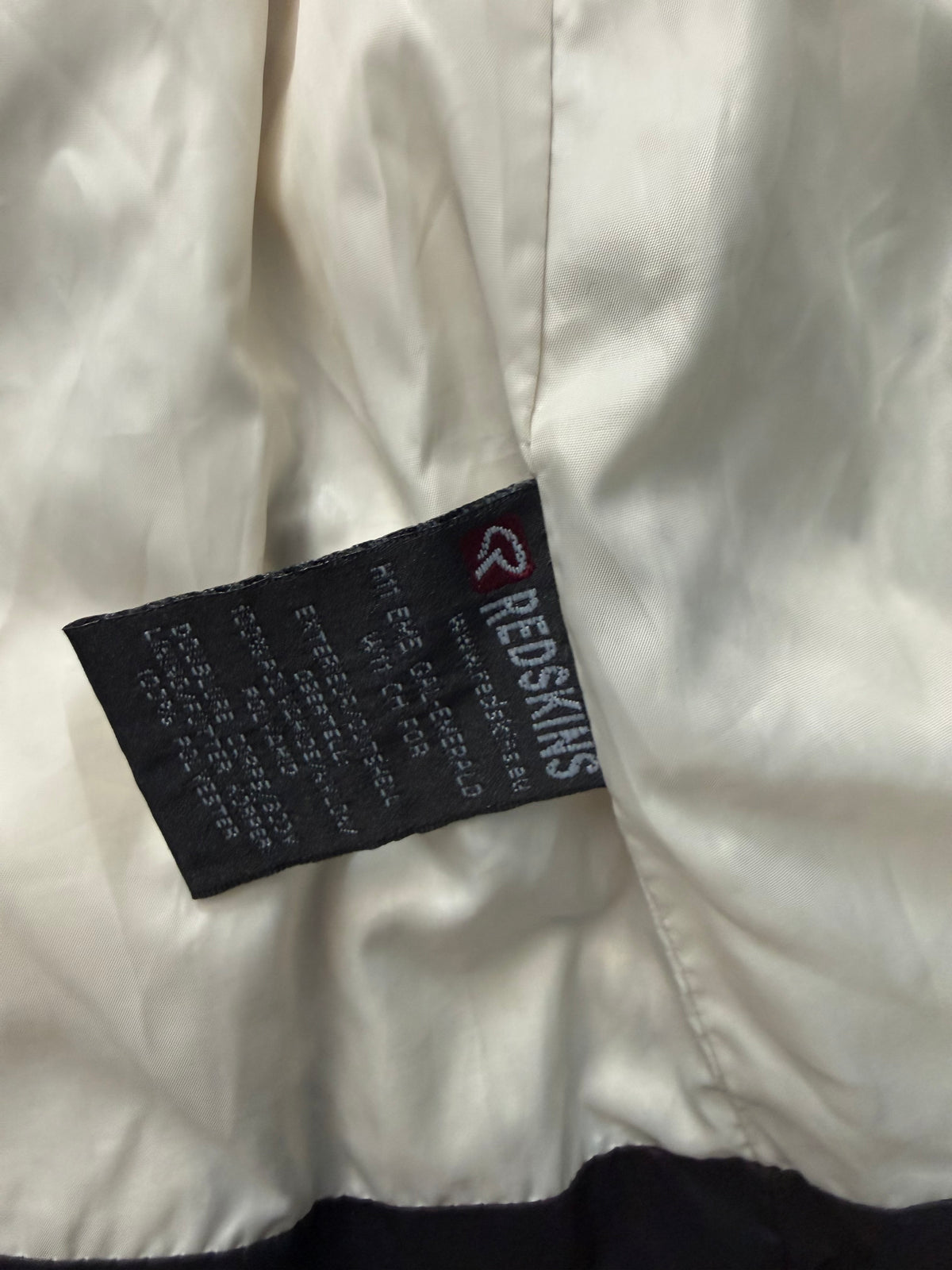 Redskins “Calif. Athl. 84” – doudoune / gilet matelassé sans manches noir – collection Redskins Traditional Brand 1984.