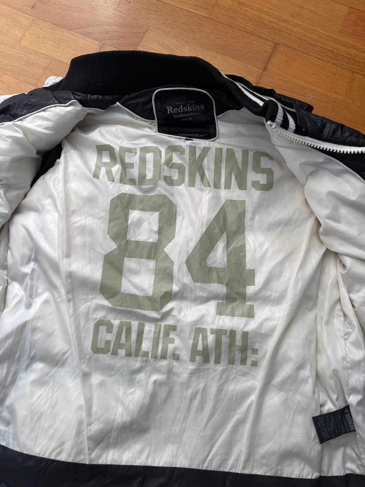 Redskins “Calif. Athl. 84” – doudoune / gilet matelassé sans manches noir – collection Redskins Traditional Brand 1984.
