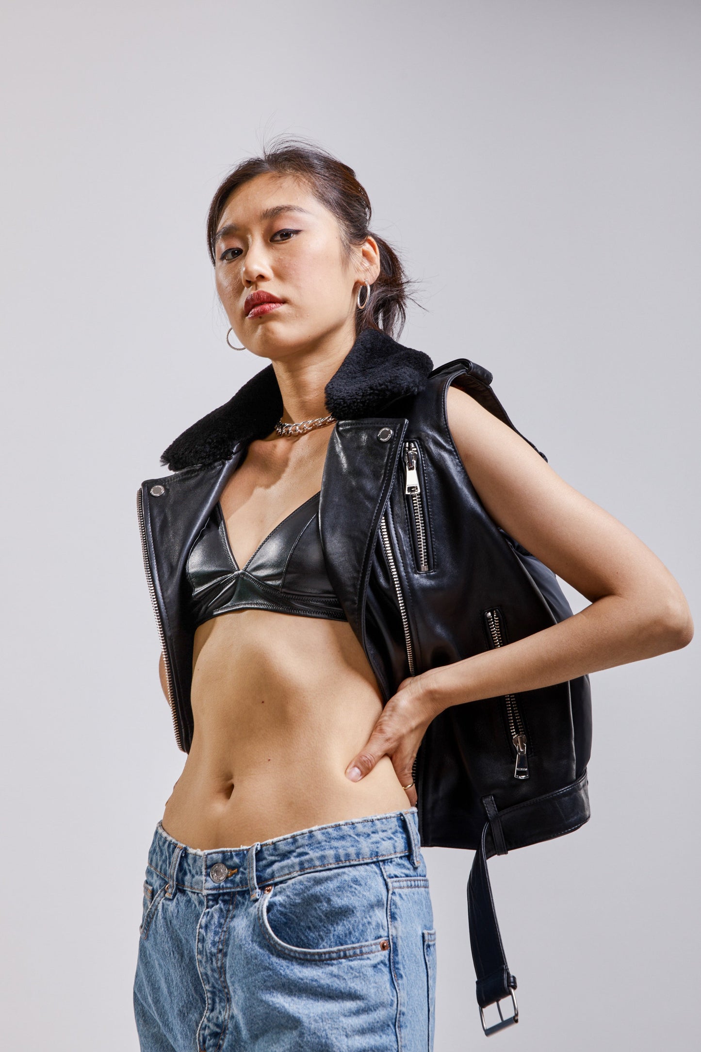 Veste sans manches en cuir noire MILA SHYNE